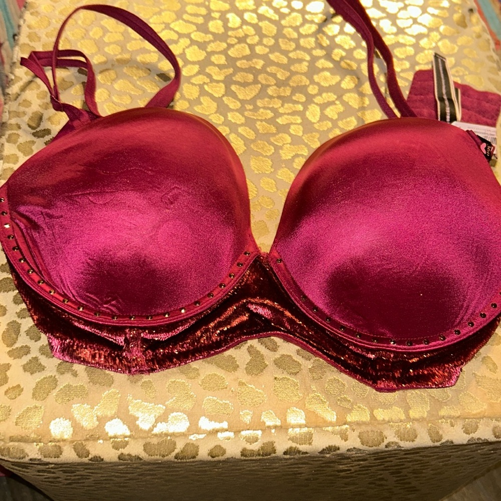 Victoria secret bra 36D new with tags (price is firm)